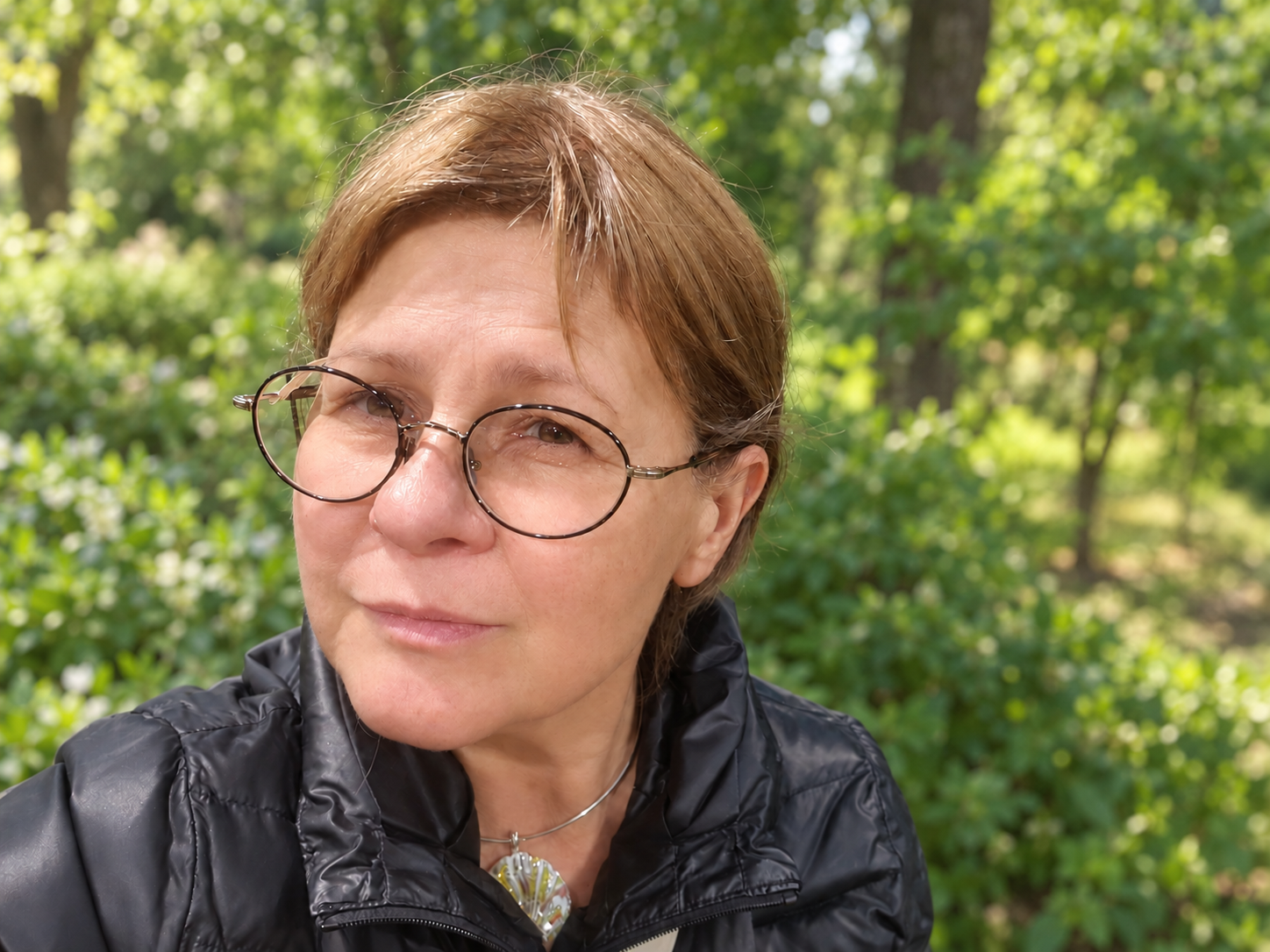 Portret na tle naturalnej zieleni